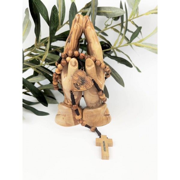 Stojak na różaniec, drewniane ręce złożone do modlitwy z drzewa oliwnego z ziemi świętej